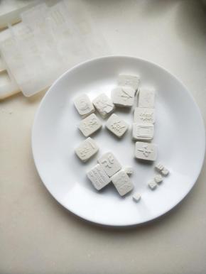 待冷冻变硬之后，去掉压字的模具。轻轻一搬就会脱膜成功的。