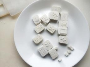 待冷冻变硬之后，去掉压字的模具。轻轻一搬就会脱膜成功的。