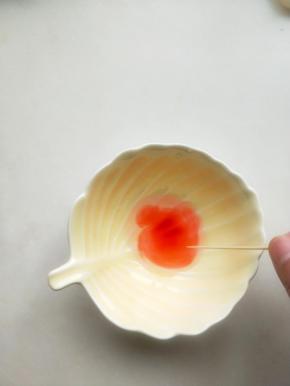 色素调成适当的浓稠度来上色（可以加点面粉）