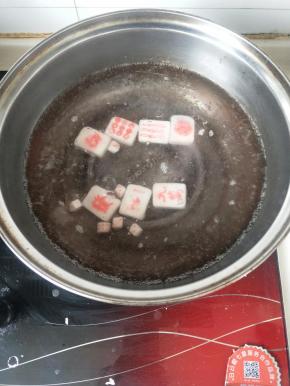 做好之后，开始煮汤圆了，这里注意要小火慢煮，待汤圆浮上来后即可。，有可能我的色素不好下锅之后就有些淡了。
