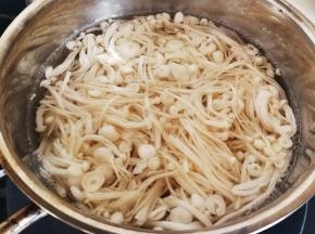 金针菇去蒂洗干净，开水焯一下，挤干水分