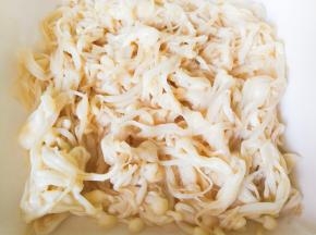 平铺在盘子里面