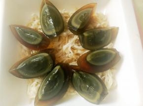 皮蛋一切为四，摆放在金针菇上面