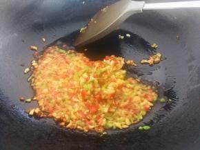 热锅放油，八分热放入蒜泥青红辣椒碎，爆香