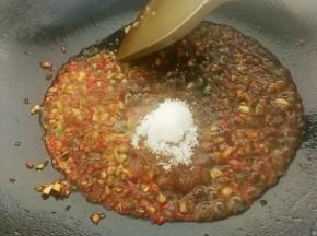 加入糖醋和盐，翻炒至糖融化关火