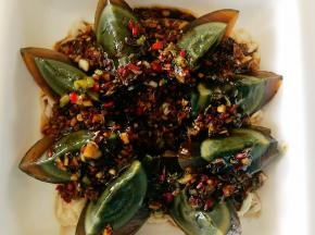 把酱汁浇在皮蛋金针菇上面