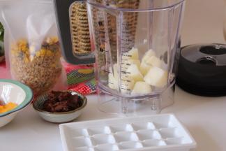 酸奶冻倒入搅拌杯中