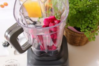 把火龙果冰块放入搅拌杯中
