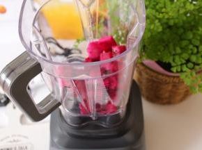 把火龙果冰块放入搅拌杯中