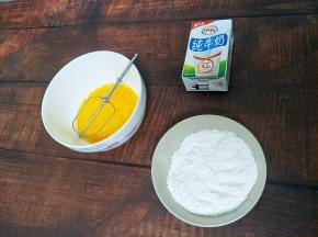 鸡蛋打碎。倒入纯牛奶搅拌均匀，再筛入饼粉