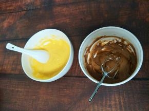 搅拌均匀的饼粉分成两份，一份加入可可粉搅拌均匀