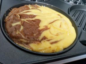 倒入双色的饼液。盖上盖子烤个8-10分钟左右就可以了