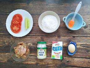 准备各种材料，鸡蛋忘了拍两个，后面一个补上。鸡胸肉昨晚提前腌制的，（放了料酒，酱油，油，蚝油，黑胡椒粉，生粉抓匀放冰箱冷藏更入味）