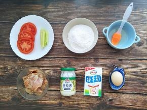 准备各种材料，鸡蛋忘了拍两个，后面一个补上。鸡胸肉昨晚提前腌制的，（放了料酒，酱油，油，蚝油，黑胡椒粉，生粉抓匀放冰箱冷藏更入味）