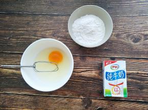 鸡蛋打碎倒入牛奶搅拌均匀再筛入粉搅拌均匀