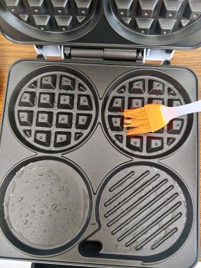 早餐机预热一分钟，模具刷油