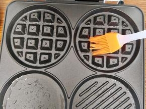 早餐机预热一分钟，模具刷油