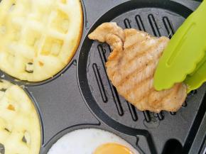 盖上盖子10分钟左右就可以了。中途鸡胸肉翻炒，两边都受热均匀。容易熟