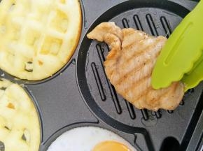 盖上盖子10分钟左右就可以了。中途鸡胸肉翻炒，两边都受热均匀。容易熟