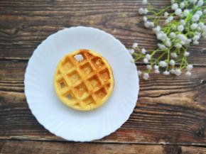 先拿一片华夫饼打底