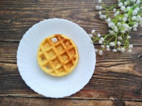 先拿一片华夫饼打底