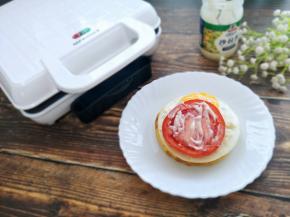 盖上一片番茄抹上沙拉酱