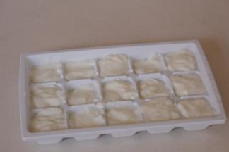 将酸奶填满冻格，然后放入冰箱冷冻至少1小时以上