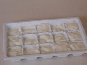 将酸奶填满冻格，然后放入冰箱冷冻至少1小时以上