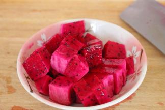 将火龙果切块，放入冰箱冷藏至少1小时