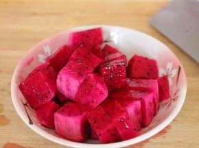 将火龙果切块，放入冰箱冷藏至少1小时