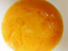 鸡蛋打散，加适量的清水和盐