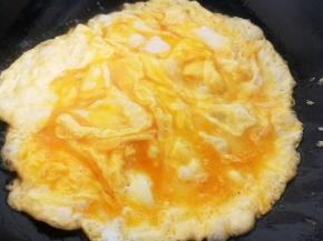 锅烧热放油，五成热时加入鸡蛋，稍微凝固后用铲子划成小块出锅