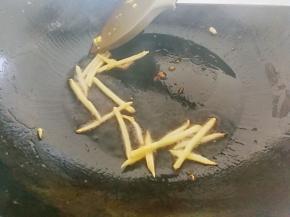 利用锅里的余油，放入生姜丝爆香