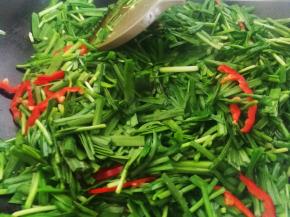 放入韭菜红辣椒翻炒均匀