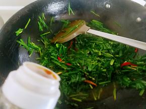 加入生抽，白糖和盐