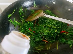 加入生抽，白糖和盐