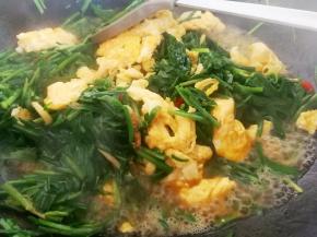 加入鸡蛋翻炒出锅