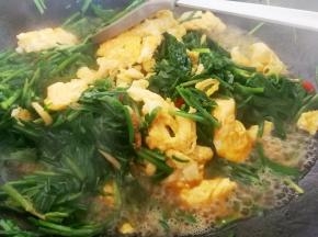 加入鸡蛋翻炒出锅