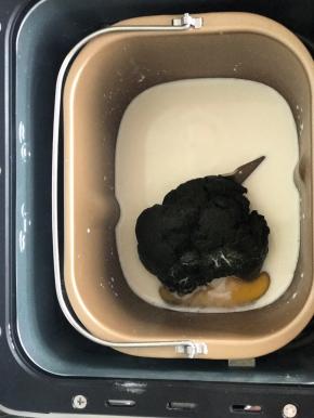 先将牛奶、鸡蛋、盐、糖、菠菜泥依次放入面包机内