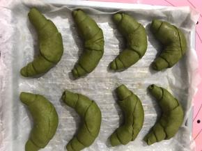 放入铺好油纸的烤盘上，发酵至两到三倍大