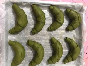 放入铺好油纸的烤盘上，发酵至两到三倍大