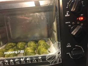 将发酵好的牛角包坯撒上芝麻，放入烤箱底层，180度烤20分钟