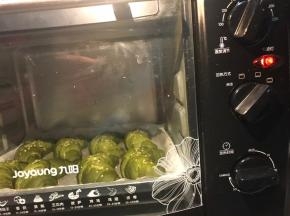 将发酵好的牛角包坯撒上芝麻，放入烤箱底层，180度烤20分钟