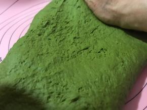 将发酵好的面团，拿出揉搓排气