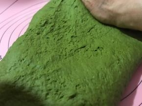 将发酵好的面团，拿出揉搓排气