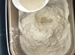 再加入再加入面粉，在面粉中间挖个小窝，倒入酵母，启动搅拌功能进行揉面20分钟