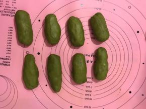 再分八个小面团，搓成长条，最好是搓成一头大一头小，再醒面20分钟