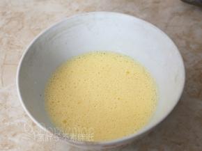 蛋黄打散，加入牛奶和色拉油，画“Z”字搅拌，一直将它们搅拌到表面有一层细腻的泡沫，即乳化完毕。