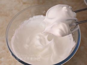 往蛋白中分3次加入糖粉，打至干性发泡，即提起打蛋器时尖端小尖勾。