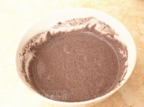 四种粉类混匀，筛入蛋黄液中，搅拌成细腻光滑状，放在一旁备用。